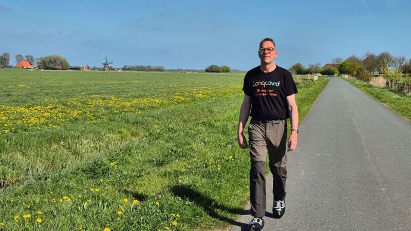 Op klompen door de 11-Steden Wandeltocht: Jelmer Kooistra loopt 207 kilometer voor Long Covid-doel