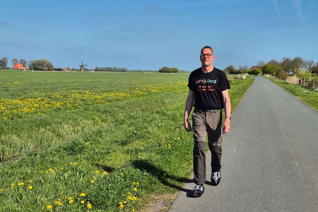 Op klompen door de 11-Steden Wandeltocht: Jelmer Kooistra loopt 207 kilometer voor Long Covid-doel