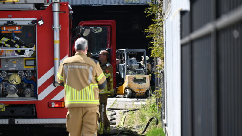 Brandweer blust brand in vorkheftruck in Leeuwarden