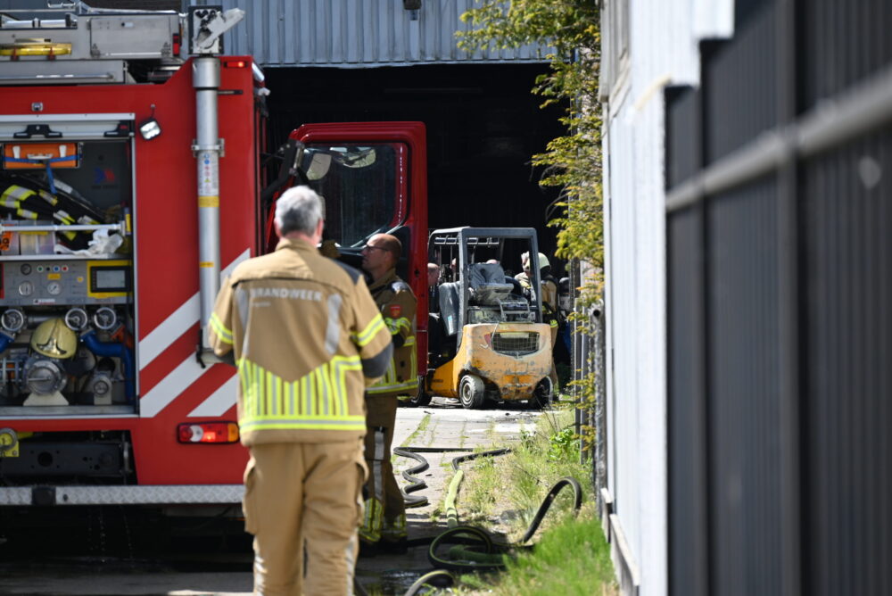 Brandweer blust brand in vorkheftruck in Leeuwarden