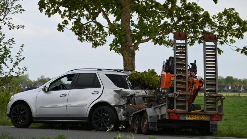 Bestuurder vlucht na ongeval met auto met aanhanger in Wytgaard