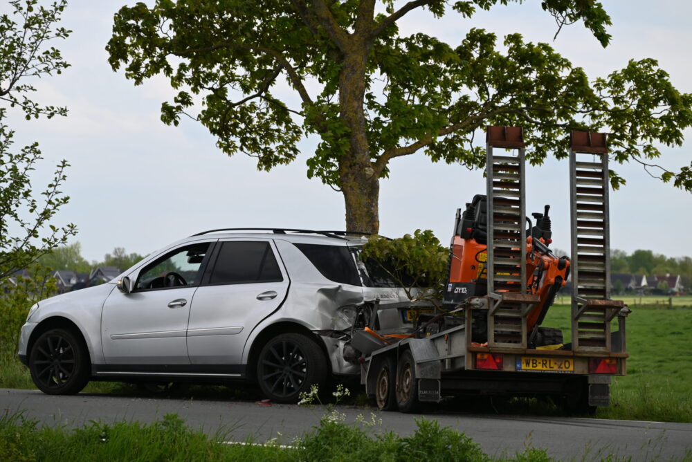 Bestuurder vlucht na ongeval met auto met aanhanger in Wytgaard