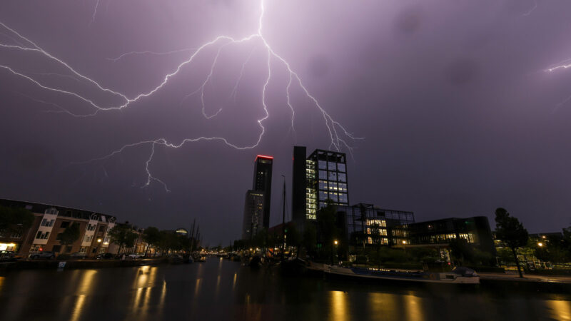 VIDEO: Felle onweersbuien leveren fraaie beelden op in Leeuwarden