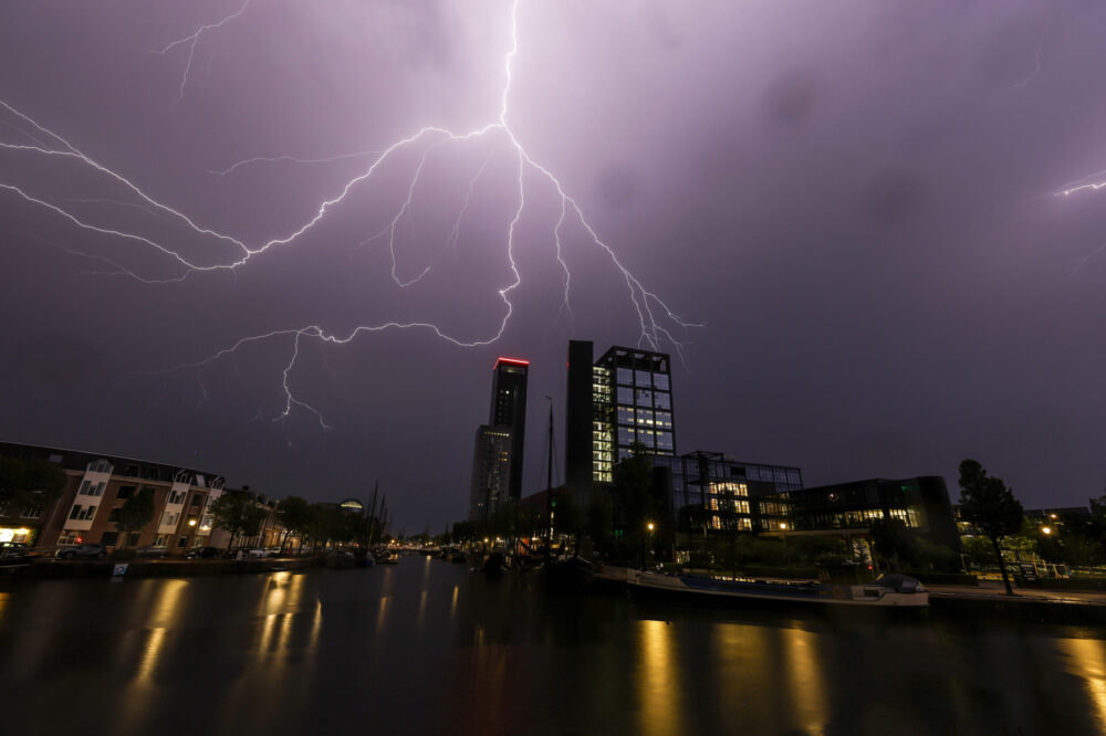 VIDEO: Felle onweersbuien leveren fraaie beelden op in Leeuwarden