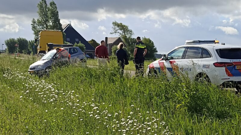 Auto belandt in greppel: voertuigbestuurder verdwenen