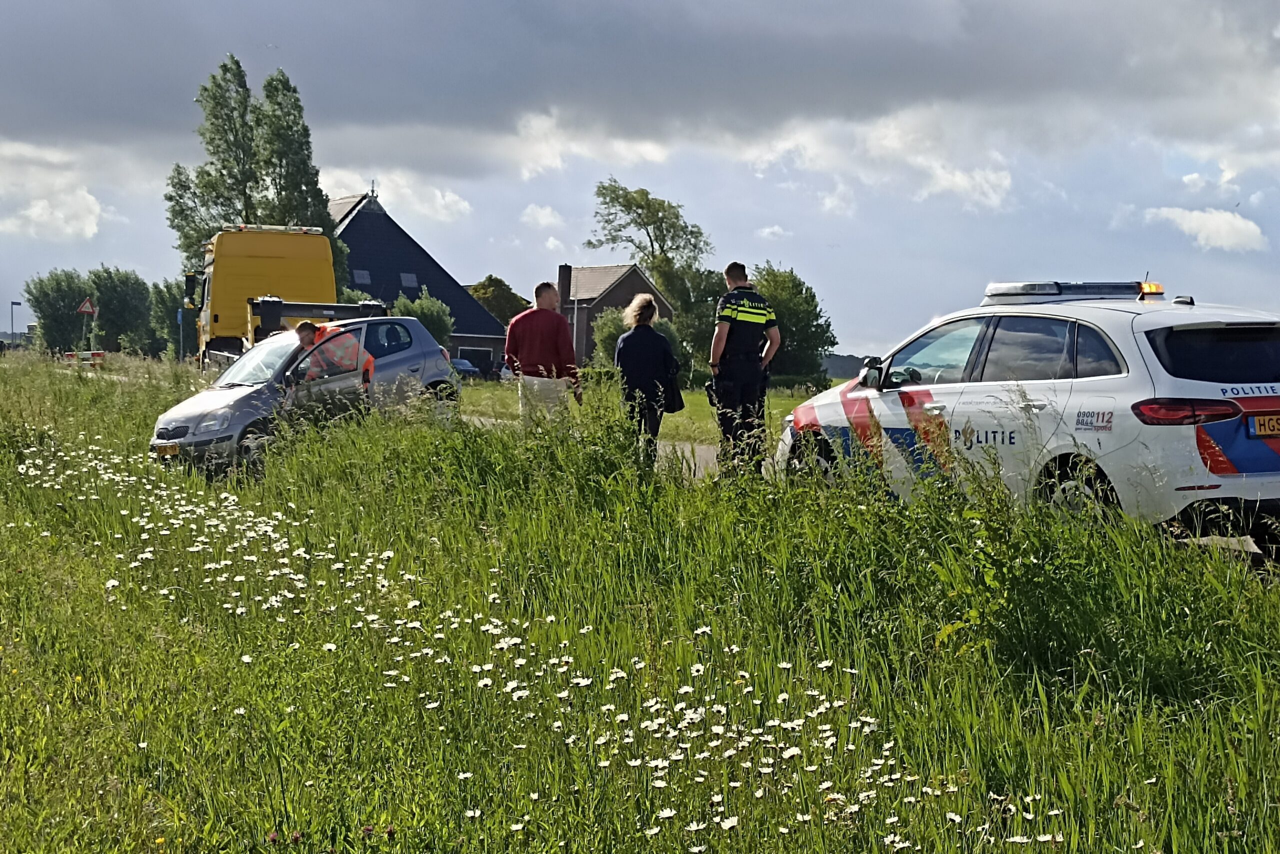Auto belandt in greppel: voertuigbestuurder verdwenen