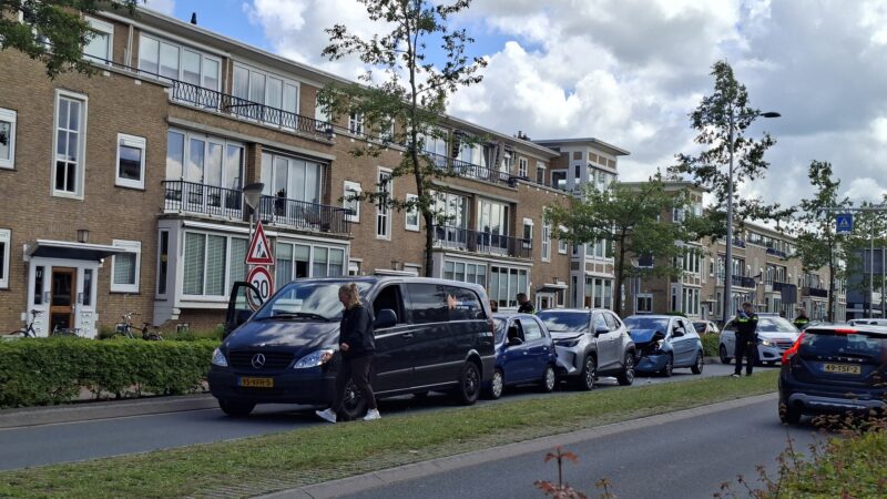 Kettingbotsing met vier auto’s op Heliconweg in Leeuwarden