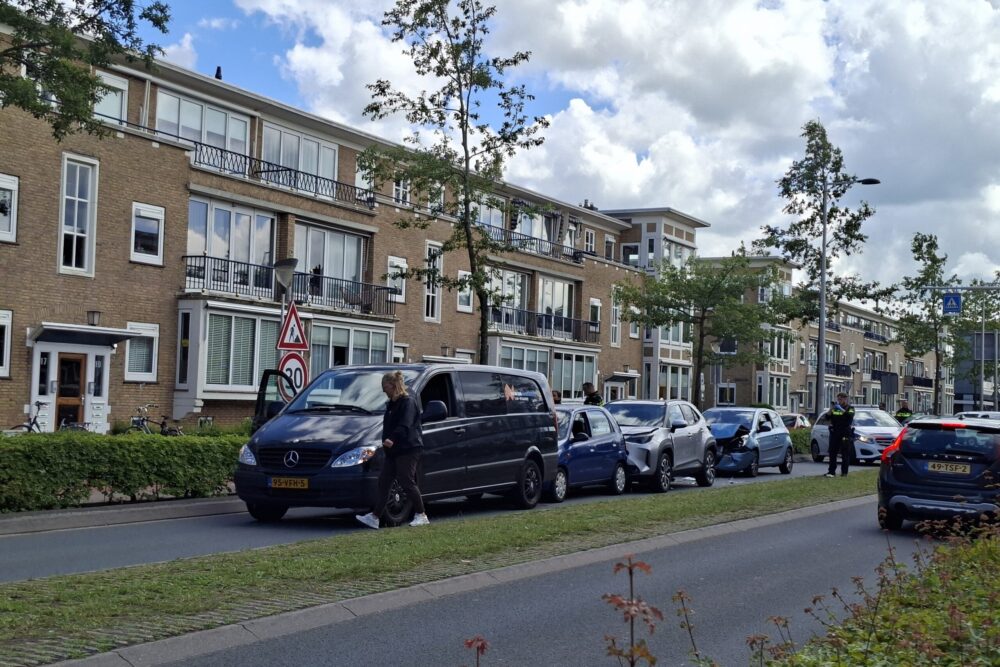 Kettingbotsing met vier auto’s op Heliconweg in Leeuwarden