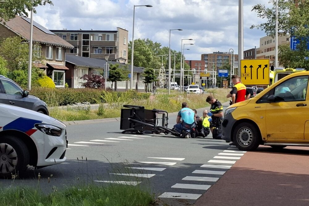 Bestelbus en bakfiets botsen op Van Miereveltplantsoen in Leeuwarden