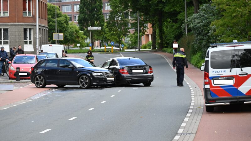 Twee auto’s botsen op kruising in Leeuwarden, geen gewonden