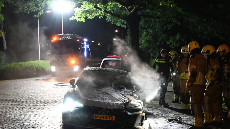 Autobrand in Leeuwarden: politie vermoedt brandstichting
