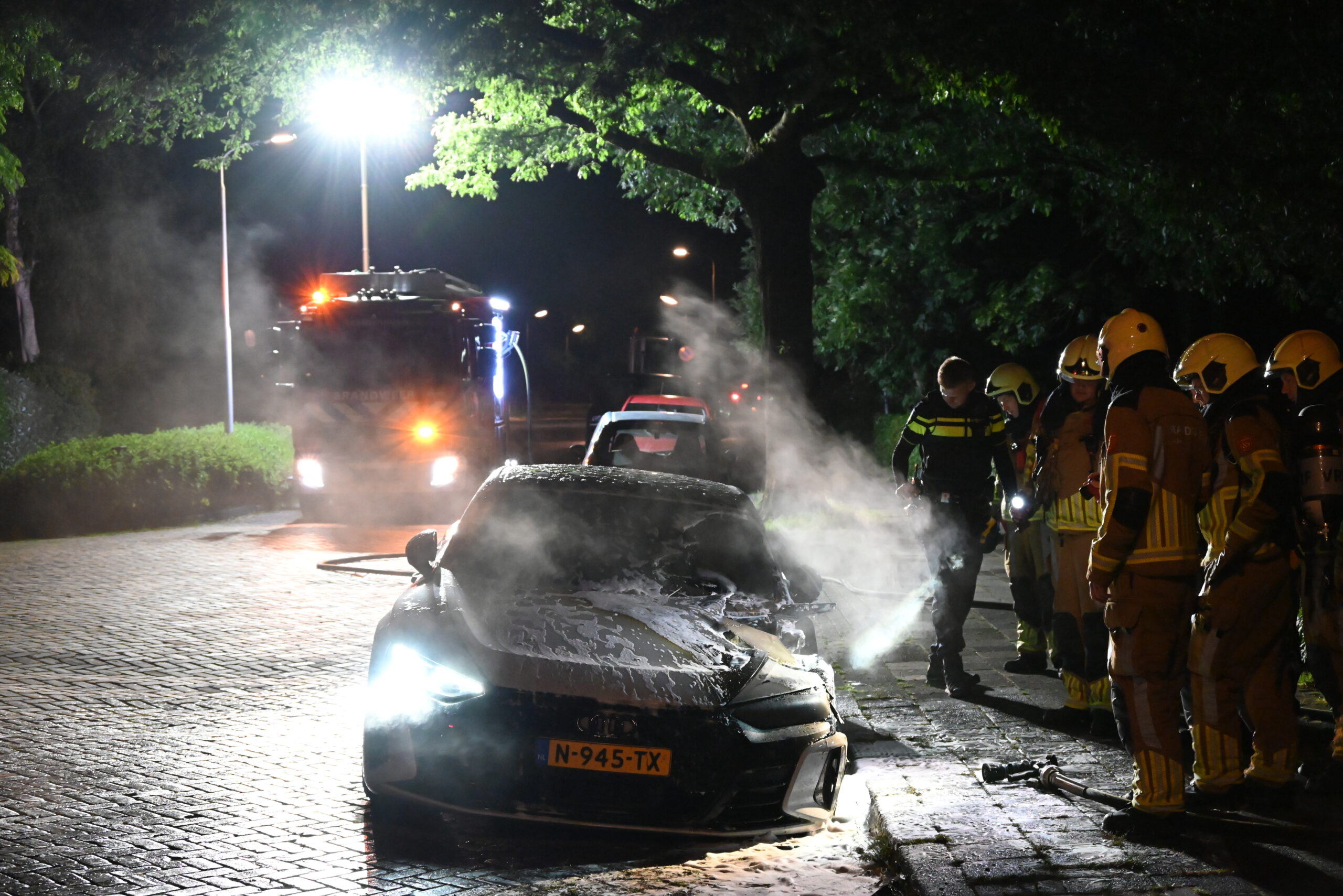 Autobrand in Leeuwarden: politie vermoedt brandstichting
