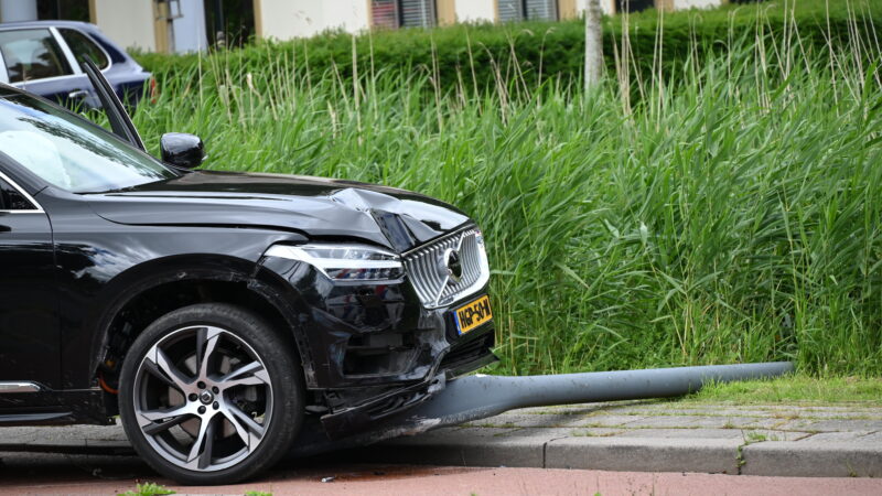 Automobilist verliest controle en botst tegen lantaarnpaal