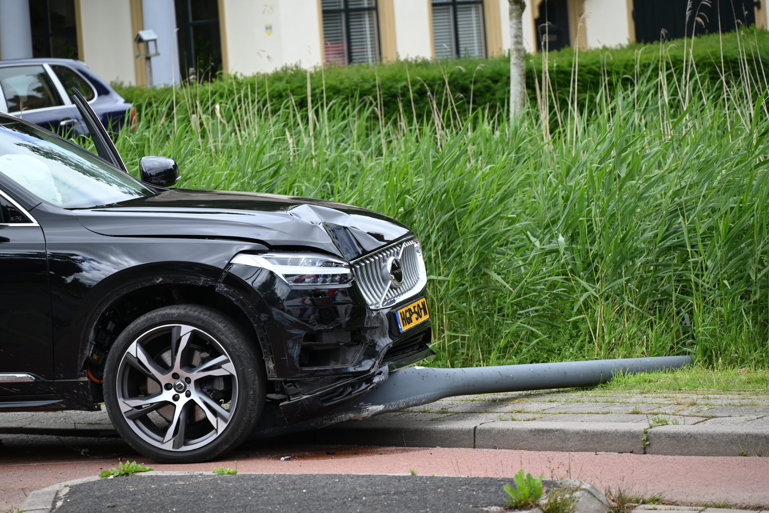 Automobilist verliest controle en botst tegen lantaarnpaal