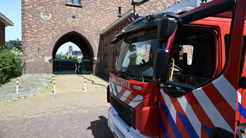 Brand houten schutting op terrein van kerk