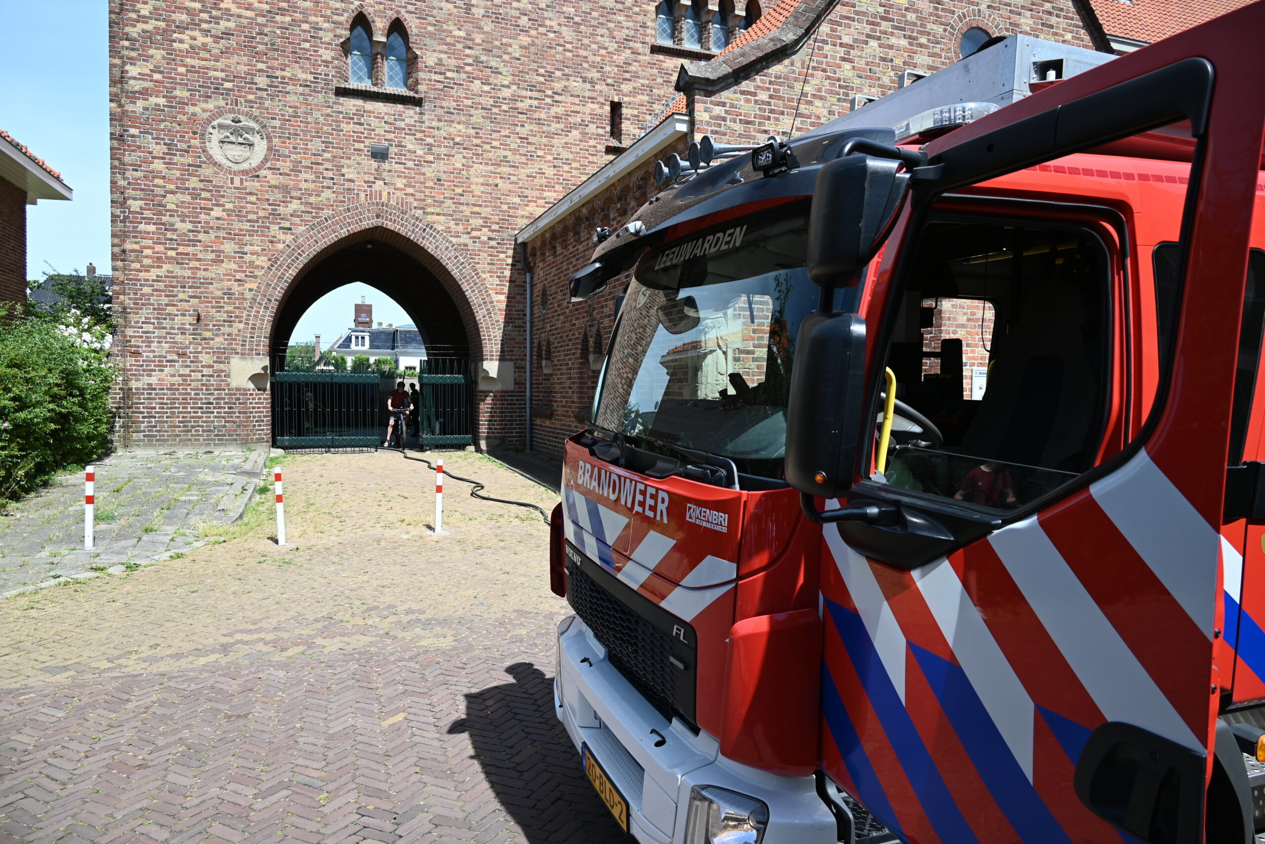 Brand houten schutting op terrein van kerk