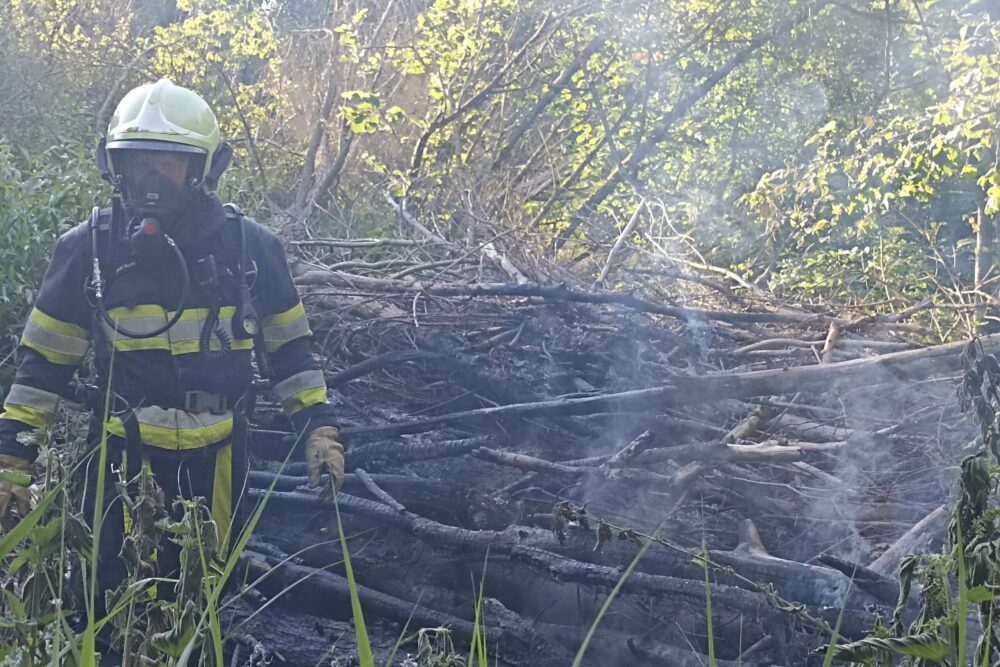 Brandweer blust takkenstapelbrand in Leeuwarden