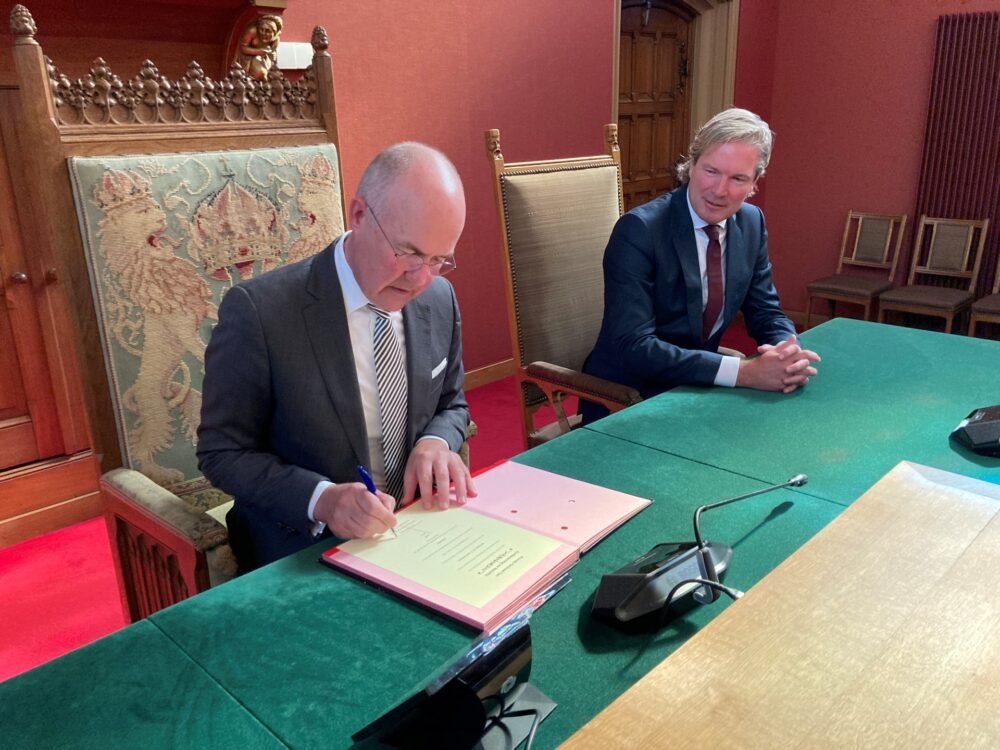 Voormalig minister Van Oosten wordt waarnemend burgemeester van Leeuwarden