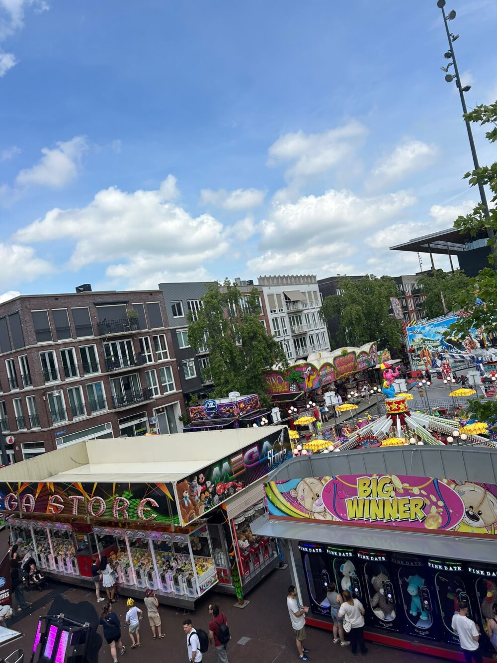 Dr. Willy voor het eerst in Leeuwarden: kermis trekt al vroeg veel bezoekers
