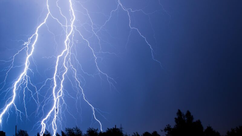 Code geel in heel Nederland vanwege onweer en windstoten