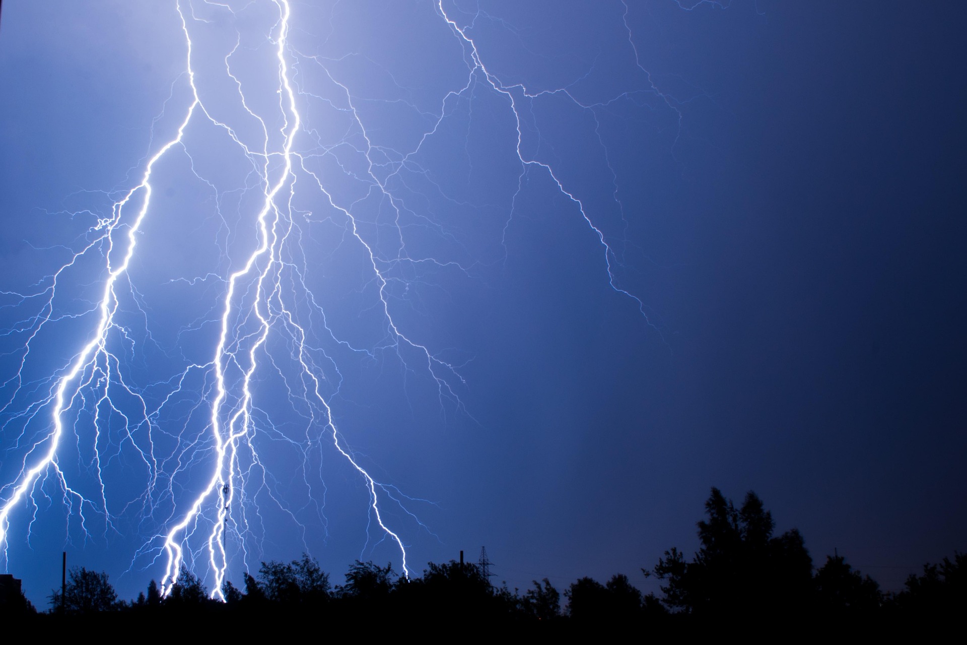 Code geel in heel Nederland vanwege onweer en windstoten