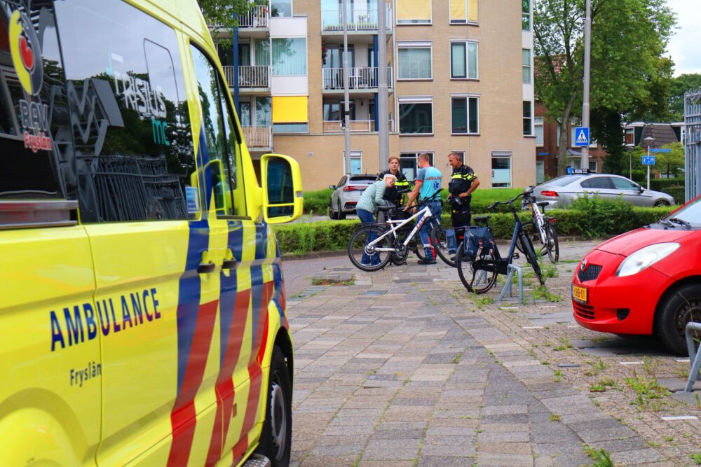 Fietser raakt gewond na val op rotonde aan Bleeklaan