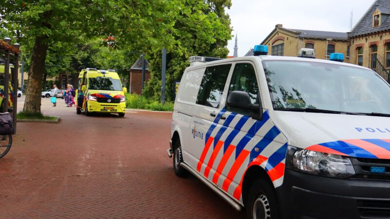 Wielrenner komt in botsing met auto op Blokhuisplein in Leeuwarden