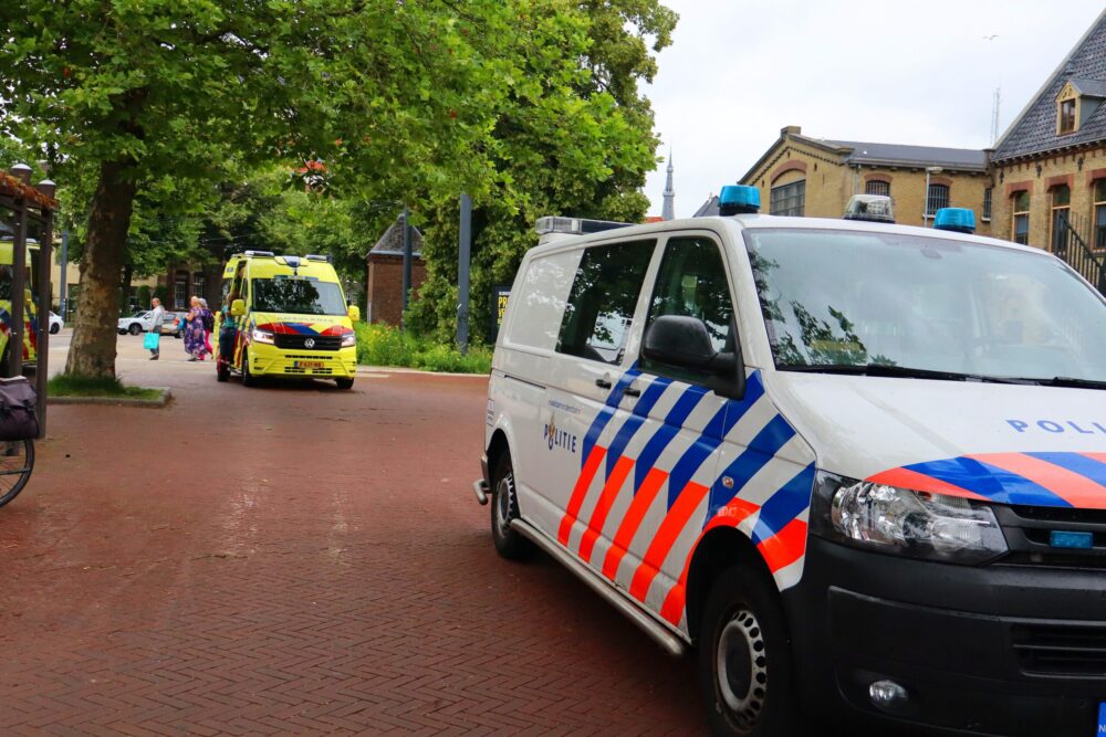 Wielrenner komt in botsing met auto op Blokhuisplein in Leeuwarden