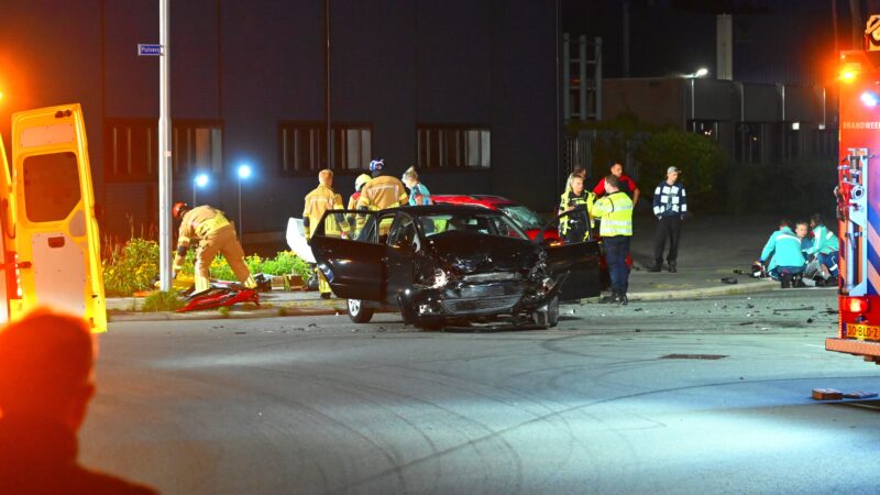 Twee auto’s botsen op kruising in Leeuwarden, meerdere gewonden