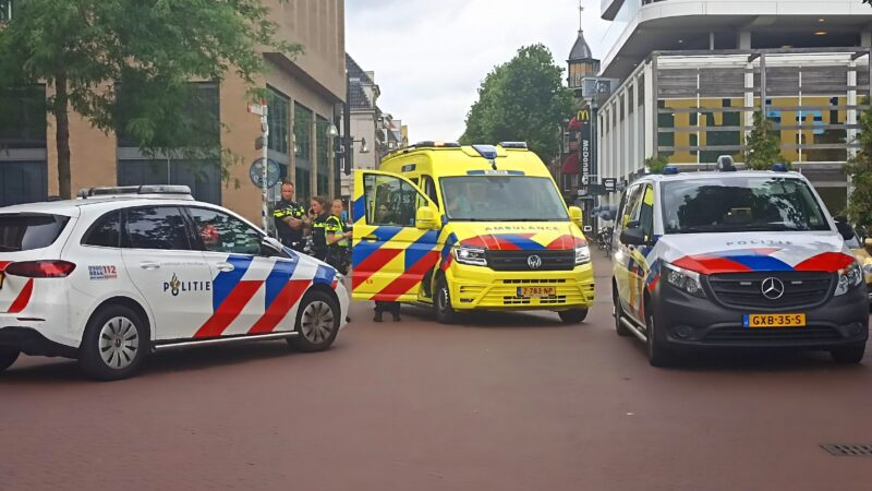 Fietser gewond bij botsing in Leeuwarden, politie zoekt doorgereden betrokkene