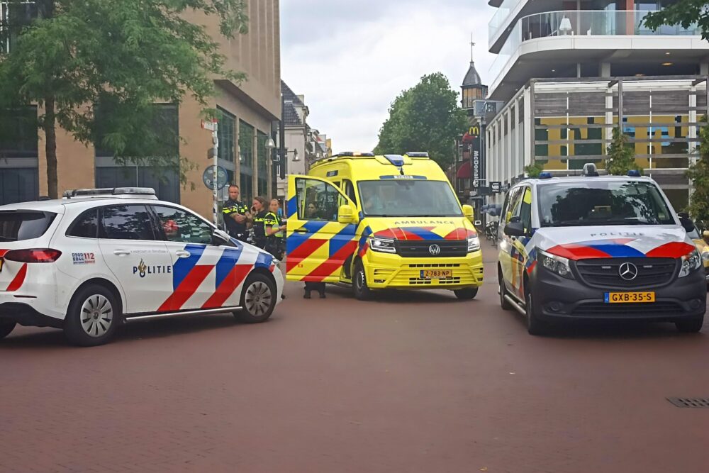Fietser gewond bij botsing in Leeuwarden, politie zoekt doorgereden betrokkene
