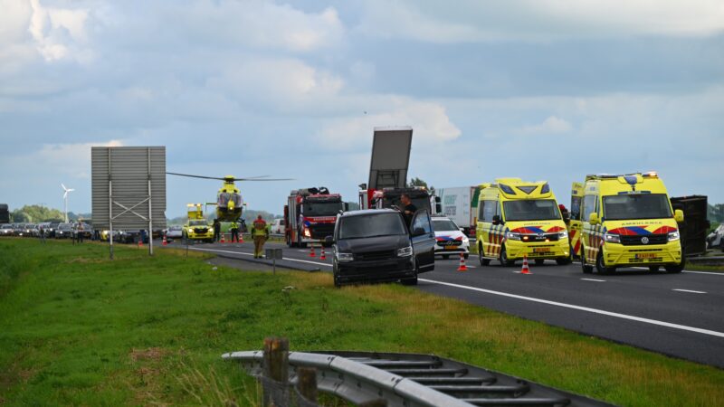 Bedrijfsbus kantelt op N31 bij Leeuwarden, weg volledig afgesloten