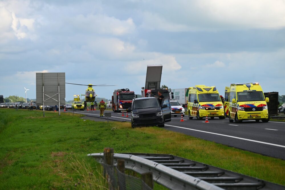 Bedrijfsbus kantelt op N31 bij Leeuwarden, weg volledig afgesloten