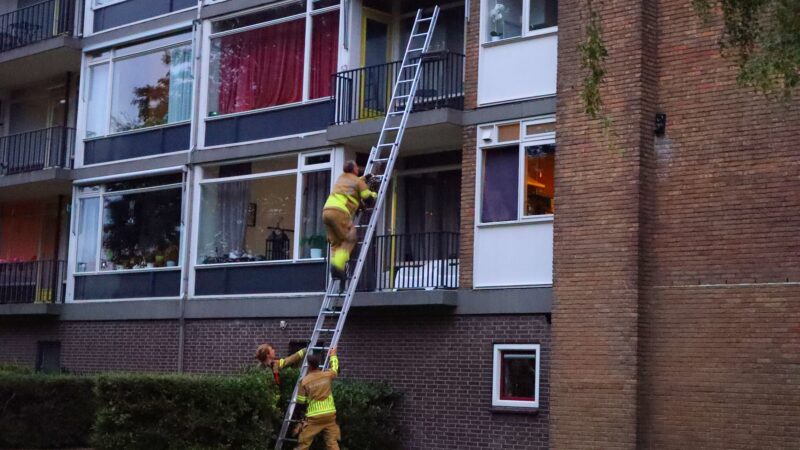 Brandweer betreedt woning na waterlekkage in Leeuwarden
