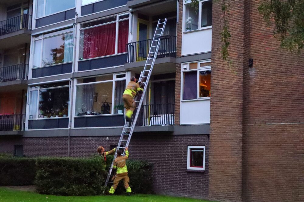 Brandweer betreedt woning na waterlekkage in Leeuwarden