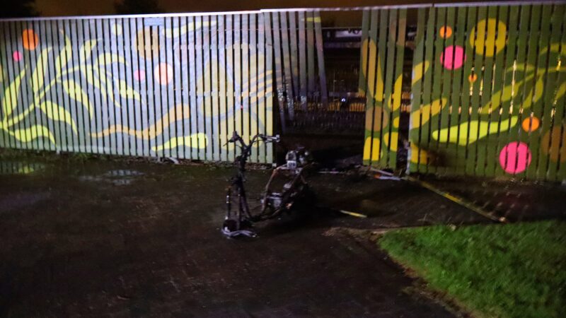 Scooter en fietsenhok beschadigd door brand in Leeuwarden