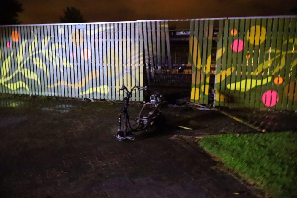 Scooter en fietsenhok beschadigd door brand in Leeuwarden