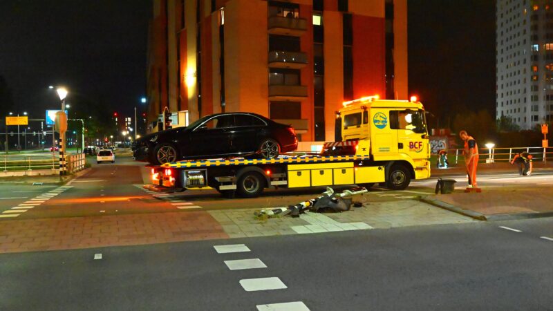 Verkeersconflict eindigt in aanrijding met lantaarnpaal in Leeuwarden