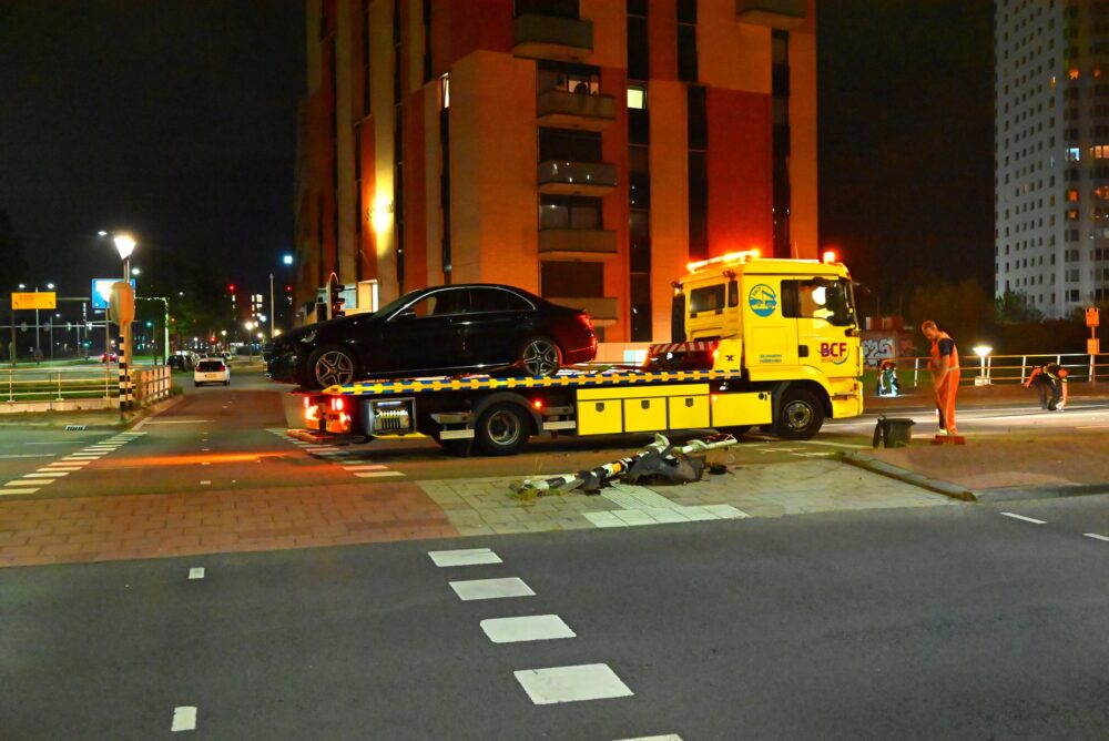 Verkeersconflict eindigt in aanrijding met lantaarnpaal in Leeuwarden