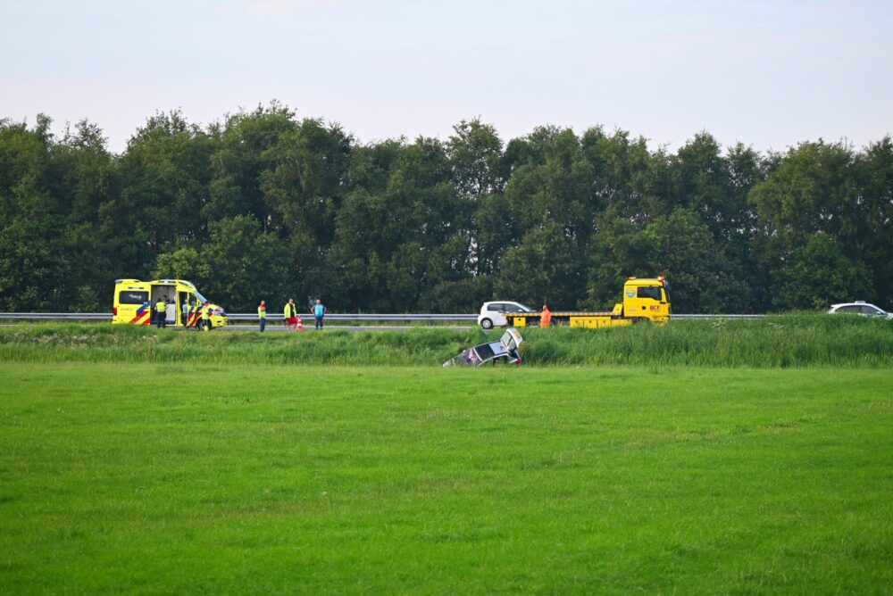 Auto belandde in sloot langs N31 bij Wergea