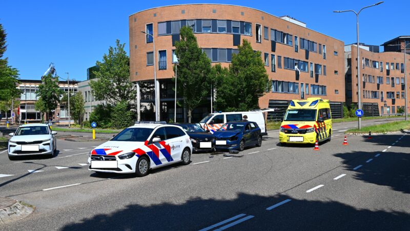 Twee auto’s betrokken bij aanrijding op Oostergoweg in Leeuwarden