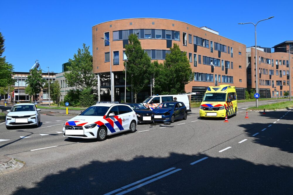 Twee auto’s betrokken bij aanrijding op Oostergoweg in Leeuwarden