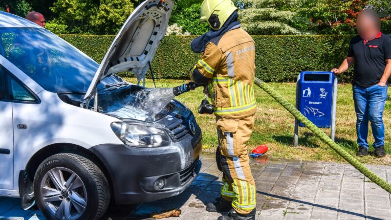 Bestelbus vat vlam bij verkeerslicht in Leeuwarden, bestuurder blust brand zelf