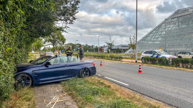 Auto raakt van de weg op Harlingerstraatweg, bestuurder ongedeerd