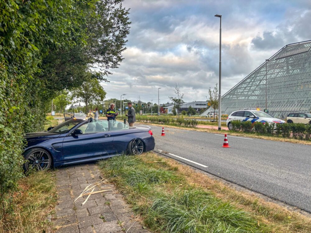 Auto raakt van de weg op Harlingerstraatweg, bestuurder ongedeerd