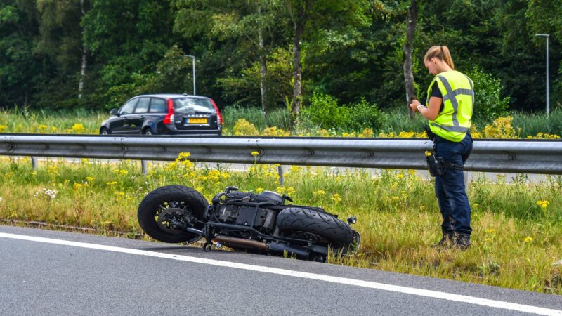 Motorrijder ernstig gewond bij ongeval op N355 bij Leeuwarden