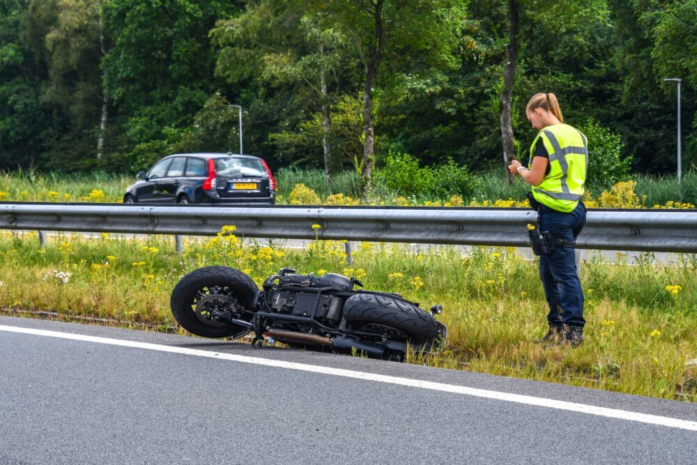 Motorrijder ernstig gewond bij ongeval op N355 bij Leeuwarden