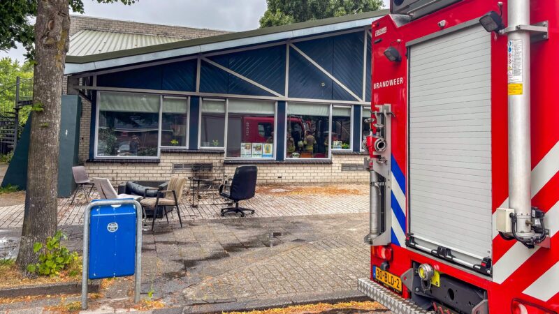 Meubilair in brand gestoken bij wijkcentrum aan de Salomonszegel, politie onderzoekt brandstichting