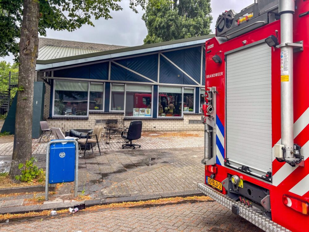 Meubilair in brand gestoken bij wijkcentrum aan de Salomonszegel, politie onderzoekt brandstichting