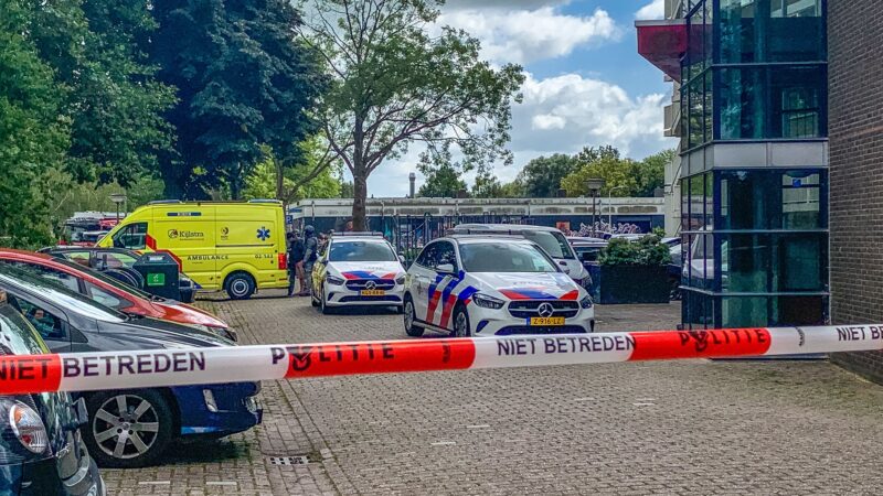 Grootschalige hulpdiensteninzet bij flat aan Antillenweg in Leeuwarden